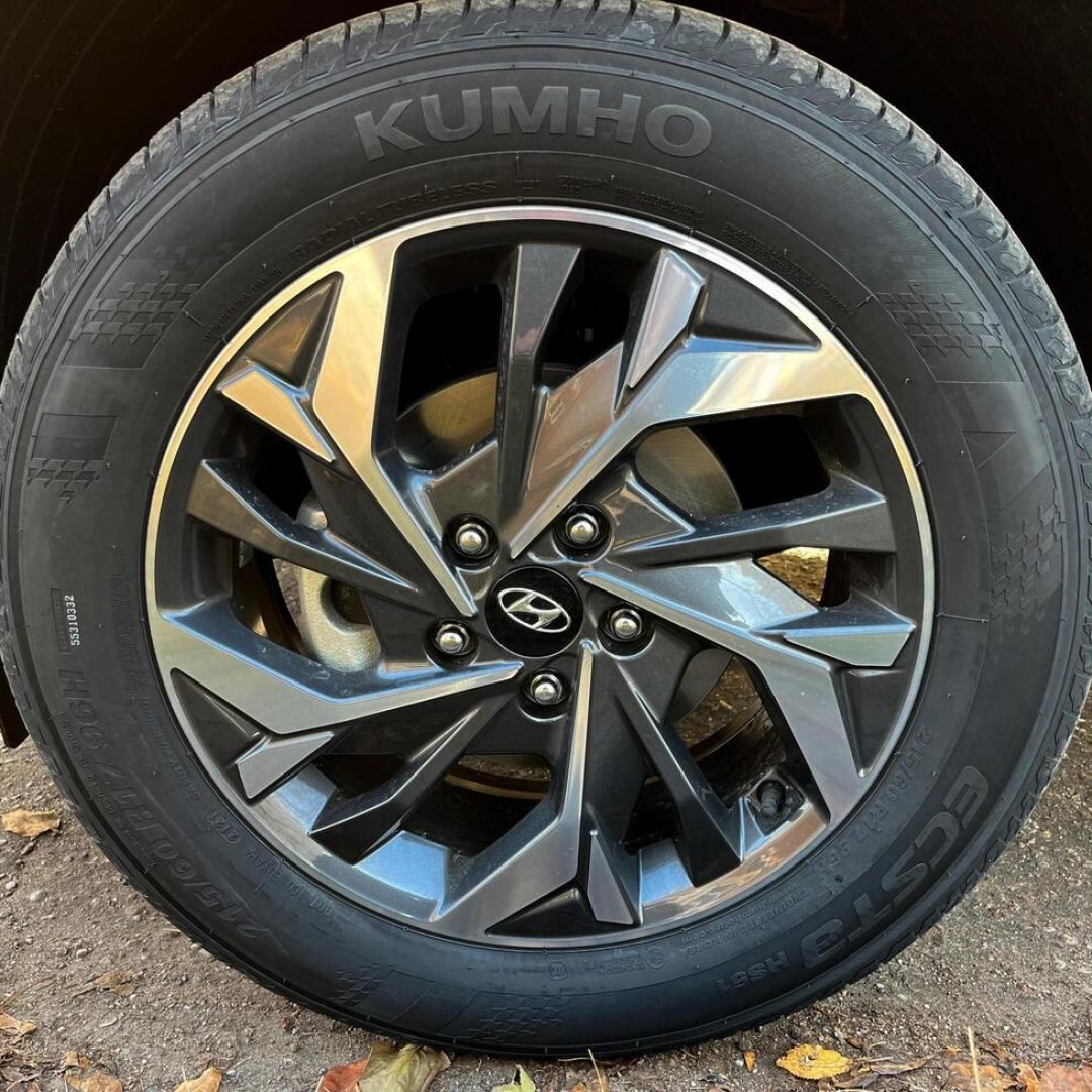 seoul-south-korea-10-29-2021-kumho-tires-on-17-inch-wheels-of-hyundai-creta-2021-free-photo